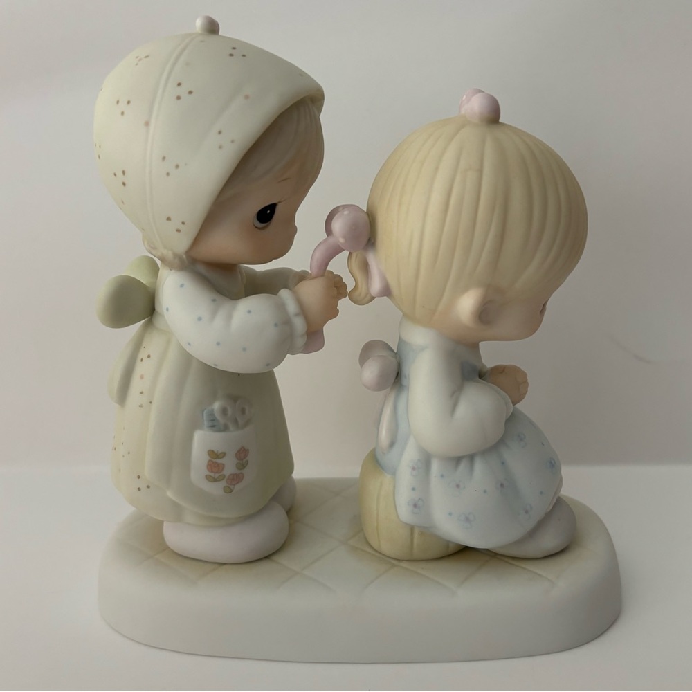 Precious Moments “To A Very Special Sister” Figurine Display #E-2825